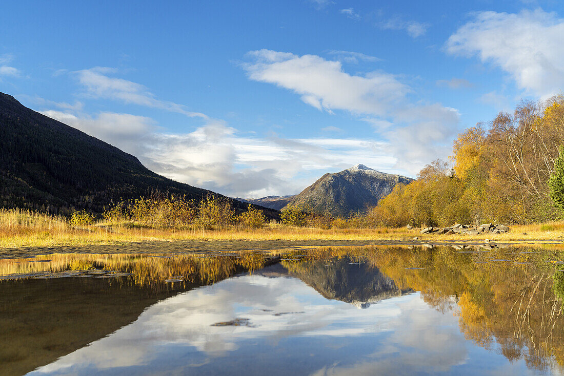 Herbst am Vågåvatnet, bei Lom, Oppland, Østlandet, Südnorwegen, Norwegen, Skandinavien, Nordeuropa, Europa