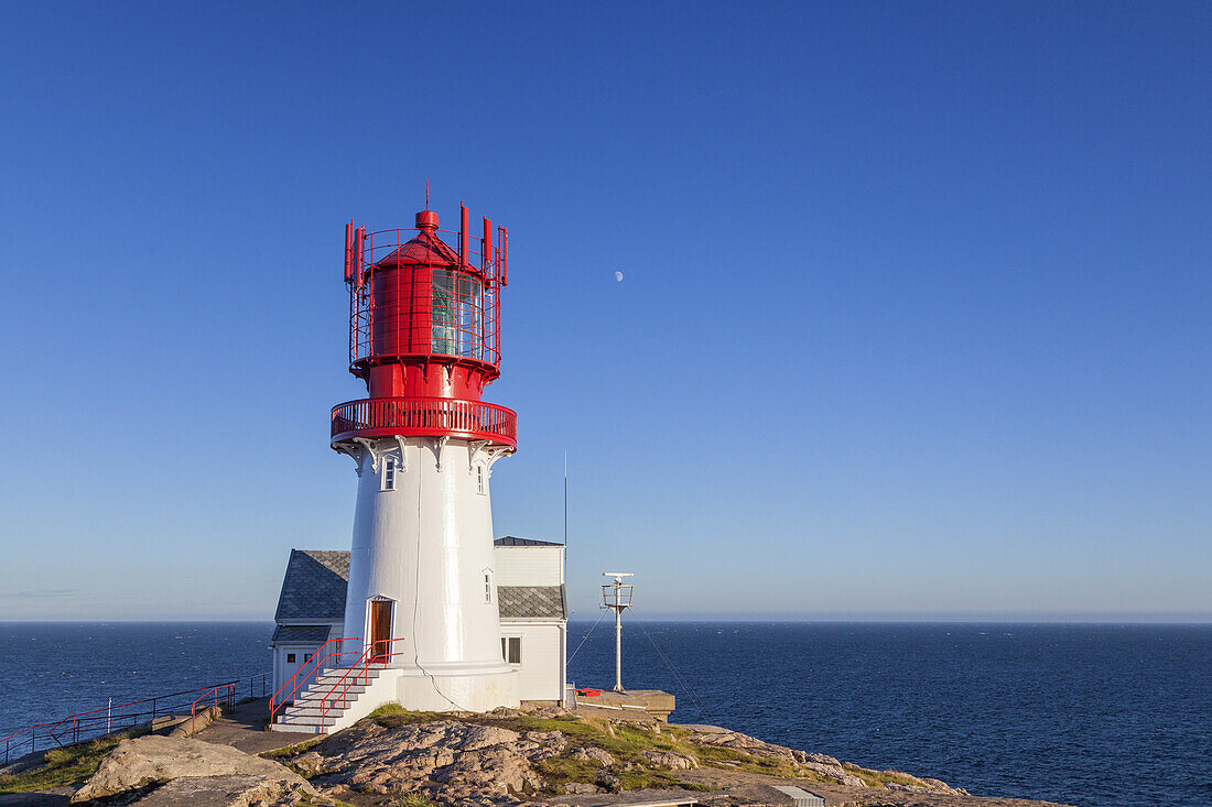 Mond über Leuchtturm Lindesnes fyr am Kap Lindesnes, Skagerak, Nordsee, Vest-Agder, Sørlandet, Südnorwegen, Norwegen, Skandinavien, Nordeuropa, Europa