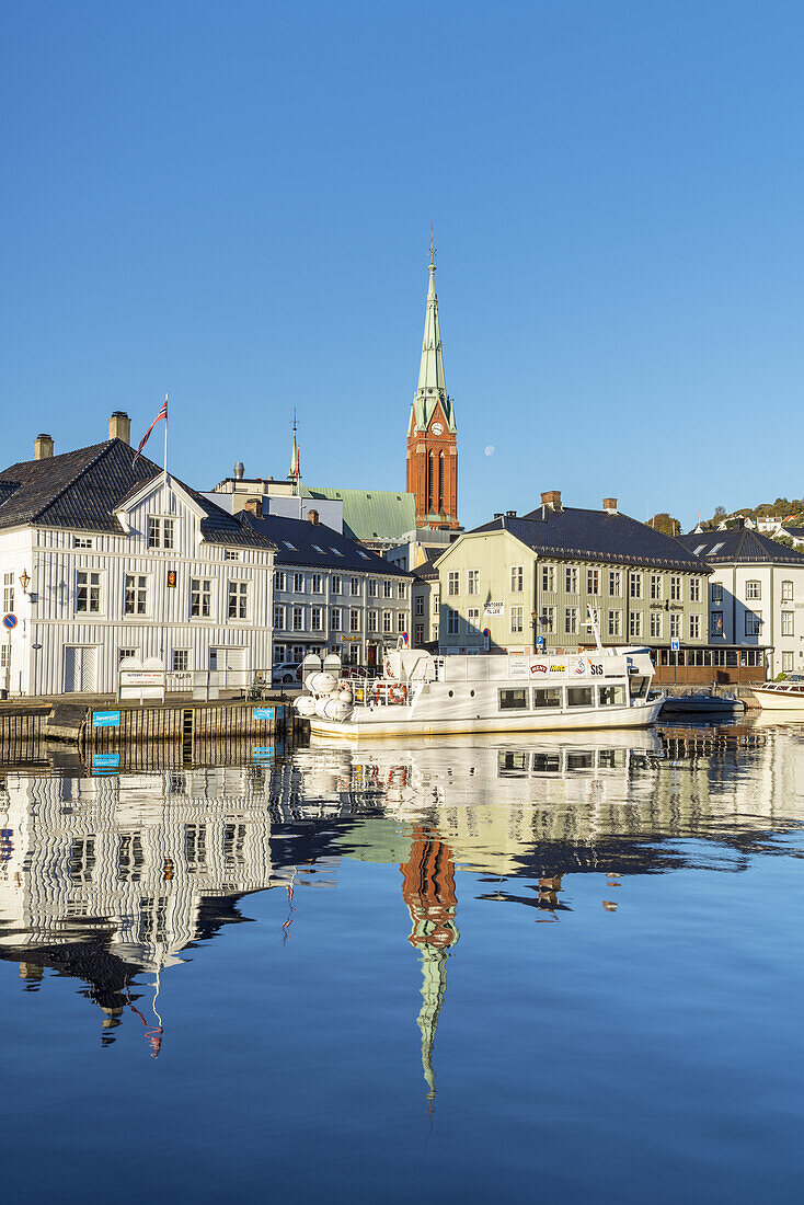 Blick auf die Altstadt am Hafen Pollen von Arendal, Aust-Agder, Sørlandet, Südnorwegen, Norwegen, Skandinavien, Nordeuropa, Europa