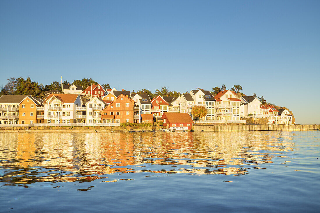 Häuser am Meer in Gjeving, Aust-Agder, Sørlandet, Südnorwegen, Norwegen, Skandinavien, Nordeuropa, Europa