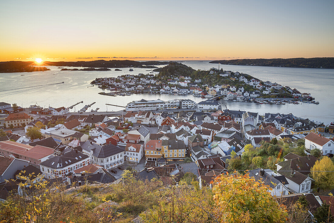 Blick über Kragerø und die Schären mit der Insel Øya, Telemark, Østlandet, Südnorwegen, Norwegen, Skandinavien, Nordeuropa, Europa