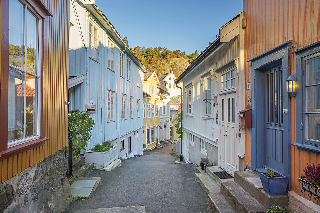 Kleine Gasse in Kragerø, Telemark, Østlandet, Südnorwegen, Norwegen, Skandinavien, Nordeuropa, Europa