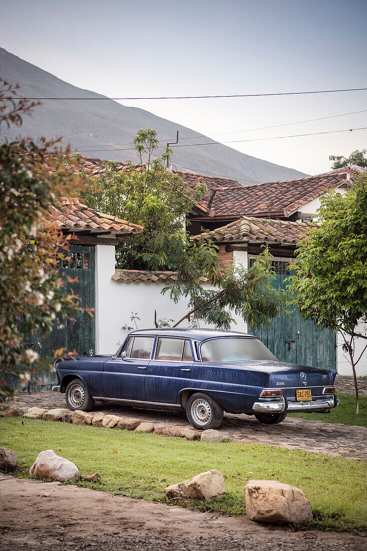 blauer Oldtimer (Mercedes Benz 200) parkt vor kolonialem Haus, Villa de Leyva, Departamento Boyacá, Kolumbien, Südamerika