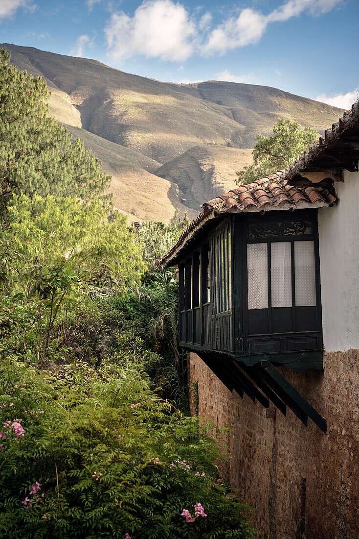 typischer Balkon im kolonial Stil mit Blick auf die umliegenden Anden Gipfel, Villa de Leyva, Departamento Boyacá, Kolumbien, Südamerika