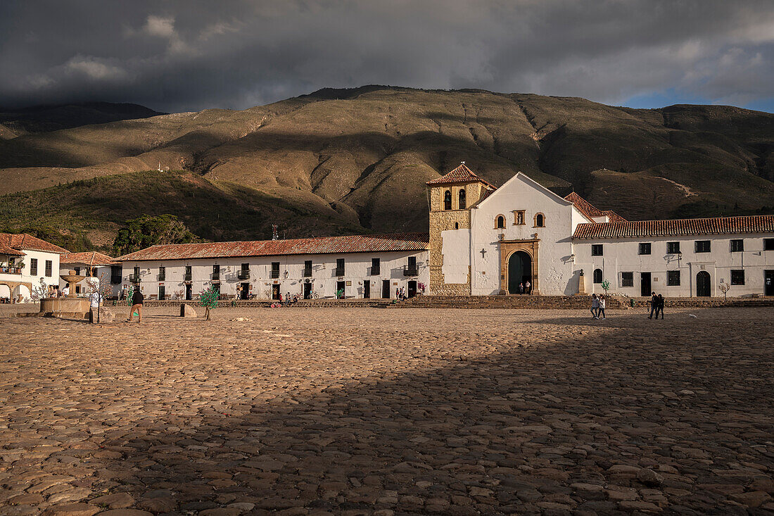zentral square (Plaza) of Villa de Leyva with its Church of Our Lady of the Rosary, Departamento Boyacá, Colombia, South America