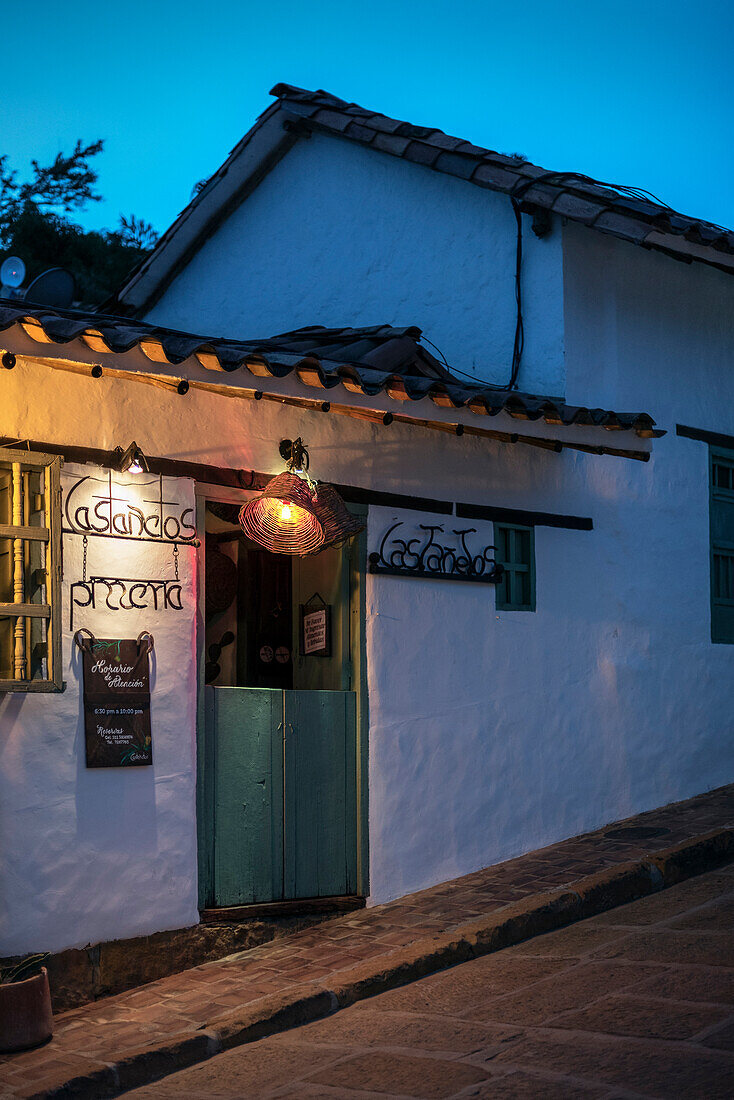 Pizzeria in kolonialem Gebäude an steiler Straße in Barichara, Departmento Santander, Kolumbien, Südamerika