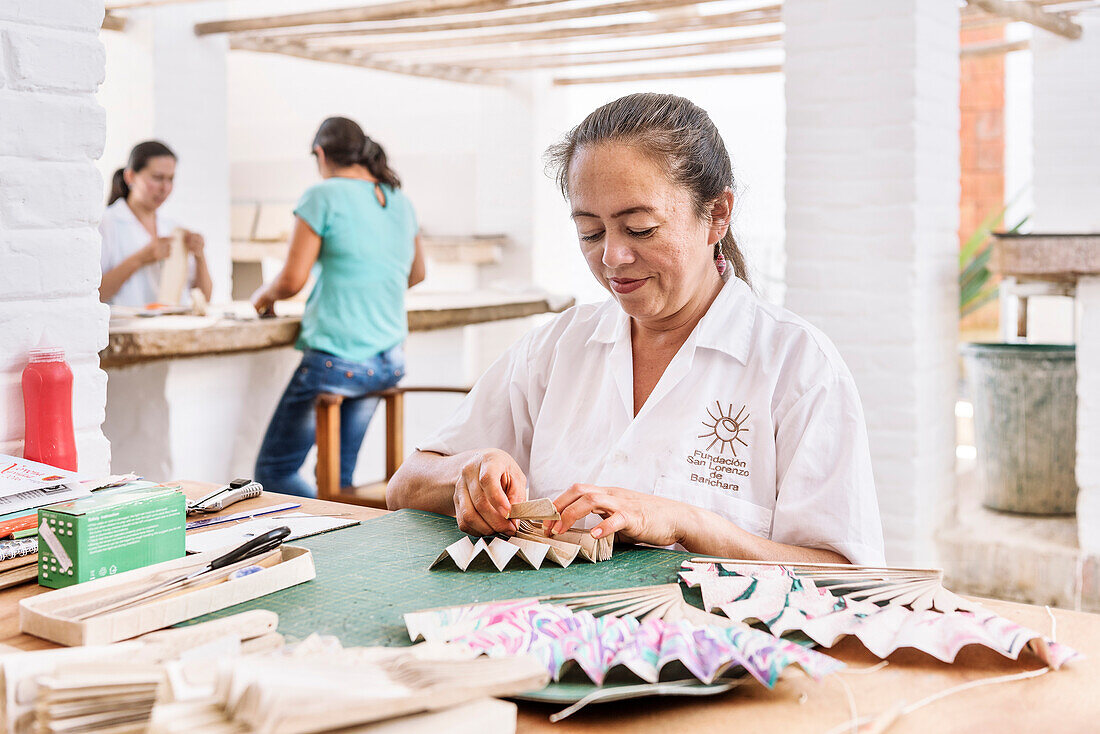 Arbeiterinnen erstellen diverse Artikel aus dem selbst hergestellten Papier, historische Papierherstellung in der Fundación San Lorenzo, Barichara, Departmento Santander, Kolumbien, Südamerika