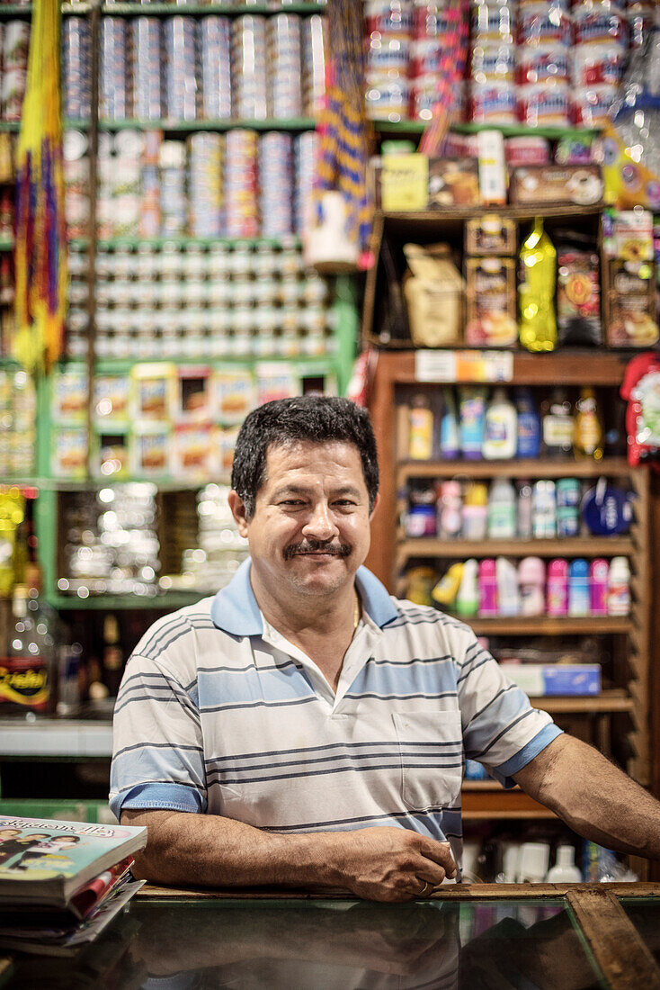 Porträt eines Ladenverkäufers in Barichara, Departmento Santander, Kolumbien, Südamerika