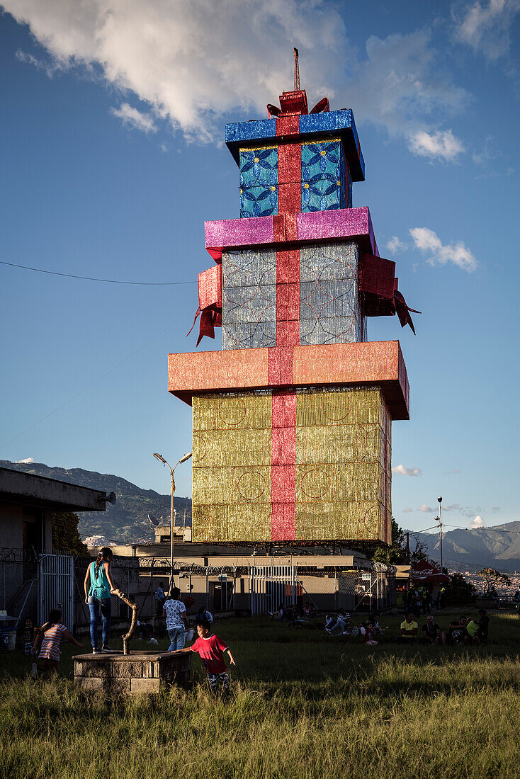 riesiger Stapel an Geschenken auf dem Cerro de Nutibara, Medellin, Departmento Antioquia, Kolumbien, Südamerika