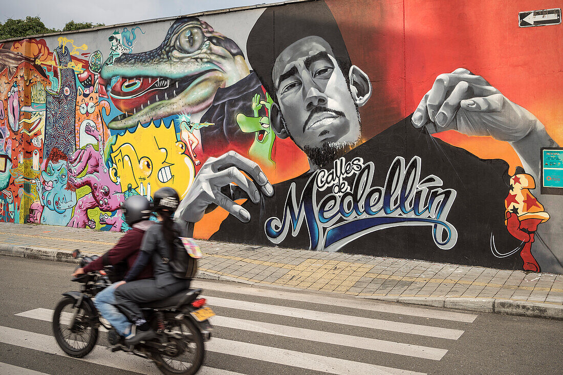 Motorradfahrer passieren großes Medellin Graffiti, Departmento Antioquia, Kolumbien, Südamerika