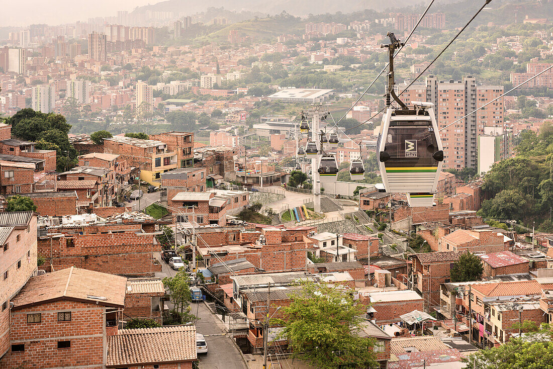 Seilbahn als Teil des öffentlichen Nahverkehrs führt zu den Armenvierteln von Medellin, Departmento Antioquia, Kolumbien, Südamerika
