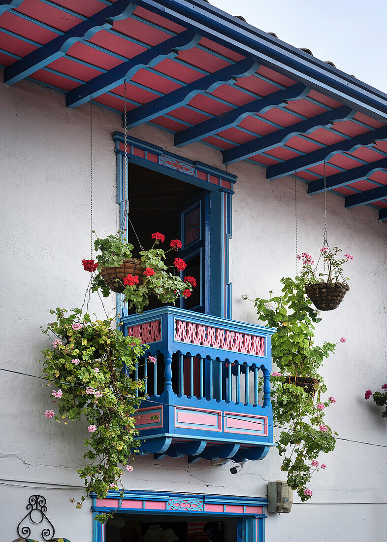 bunter Balkon im Kolonial Stil in Salento, UNESCO Welterbe Kaffee Dreieck (Zona Cafatera), Departmento Quindio, Kolumbien, Südamerika