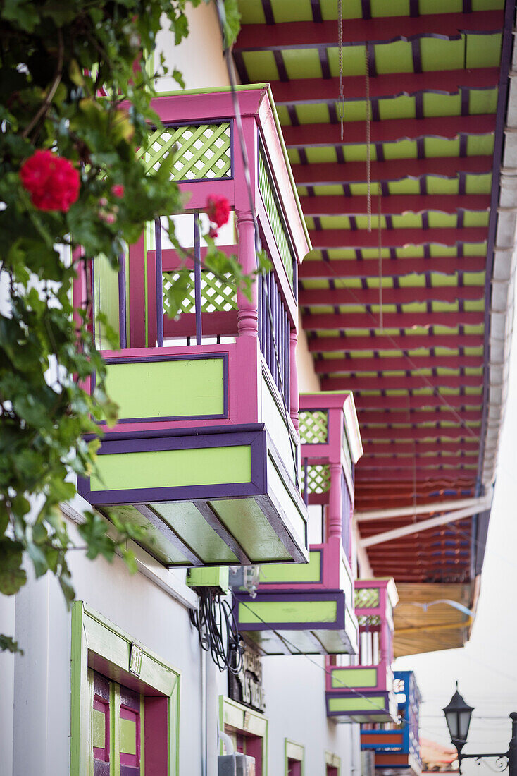 bunter Balkon im Kolonial Stil in Salento, UNESCO Welterbe Kaffee Dreieck (Zona Cafatera), Departmento Quindio, Kolumbien, Südamerika