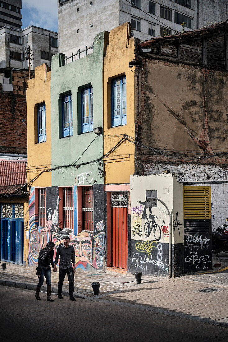 Passanten in Altstadt zwischen Street Art, Hauptstadt Bogota, Departmento Cundinamarca, Kolumbien, Südamerika