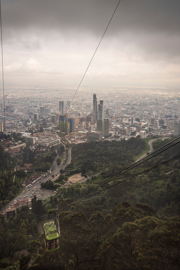 Blick aus der Seilbahn auf Stadtzentrum mit Hochhäusern, Hauptstadt Bogota, Departmento Cundinamarca, Kolumbien, Südamerika