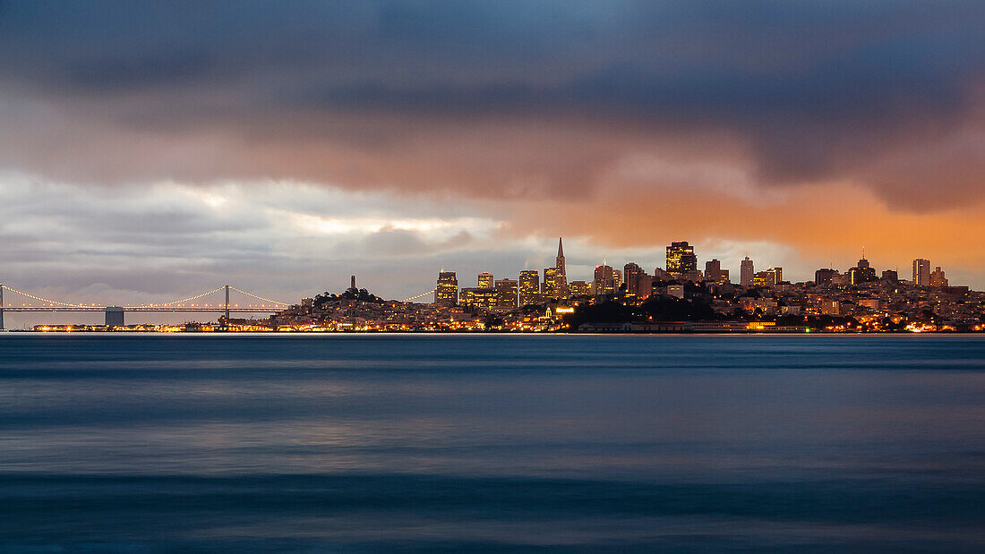 Blick auf San Francisco am frühen Morgen, Kalifornien, USA