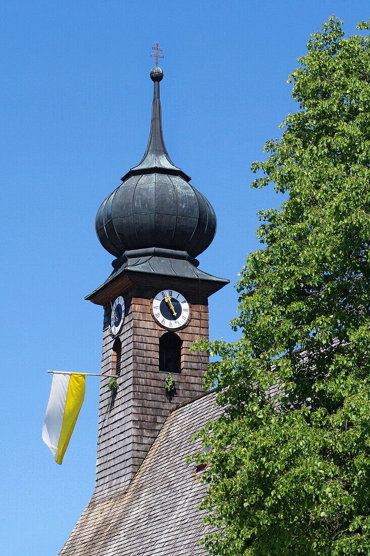 geschmückter Zwiebelturm der Kirche St. Leonhard in Holzhausen bei Teisendorf im BGL