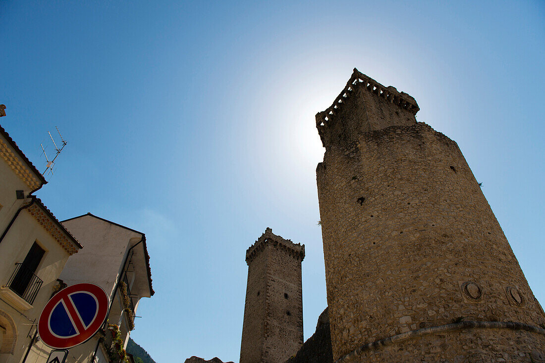 Das Bergdorf Pacentro wird von den Türmen der Castelmo-Burg dominiert, Pacentro, Abruzzen, Italien