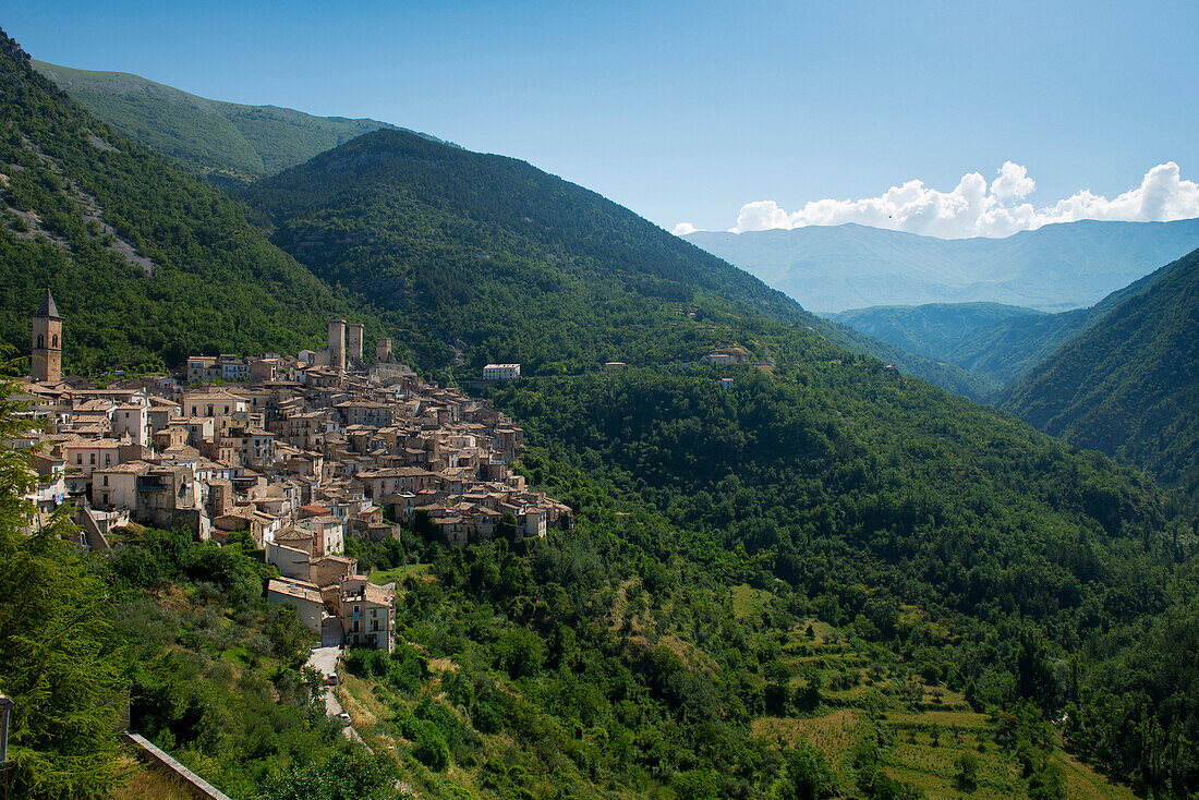 Das Bergdorf Pacentro wird von den Türmen der Castelmo-Burg dominiert, Pacentro, Abruzzen, Italien