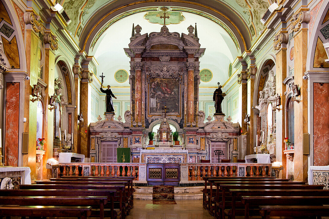 Der Hochaltar der Gesu e Maria Kirche in Pescocostanzo, Pescocostanzo, Abruzzen, Italien