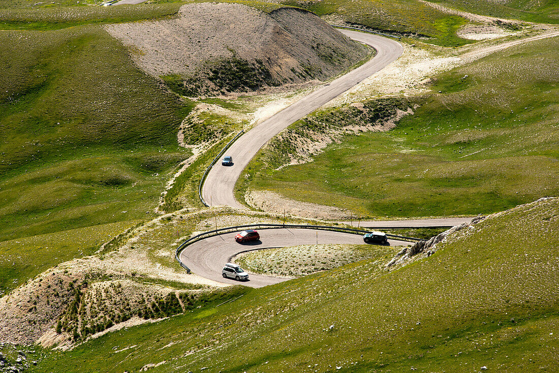 Die Strasse zum Hotel Campo Imperatore auf der Campo Imperatore, Gran Sasso Nationalpark, Abruzzen, Italien