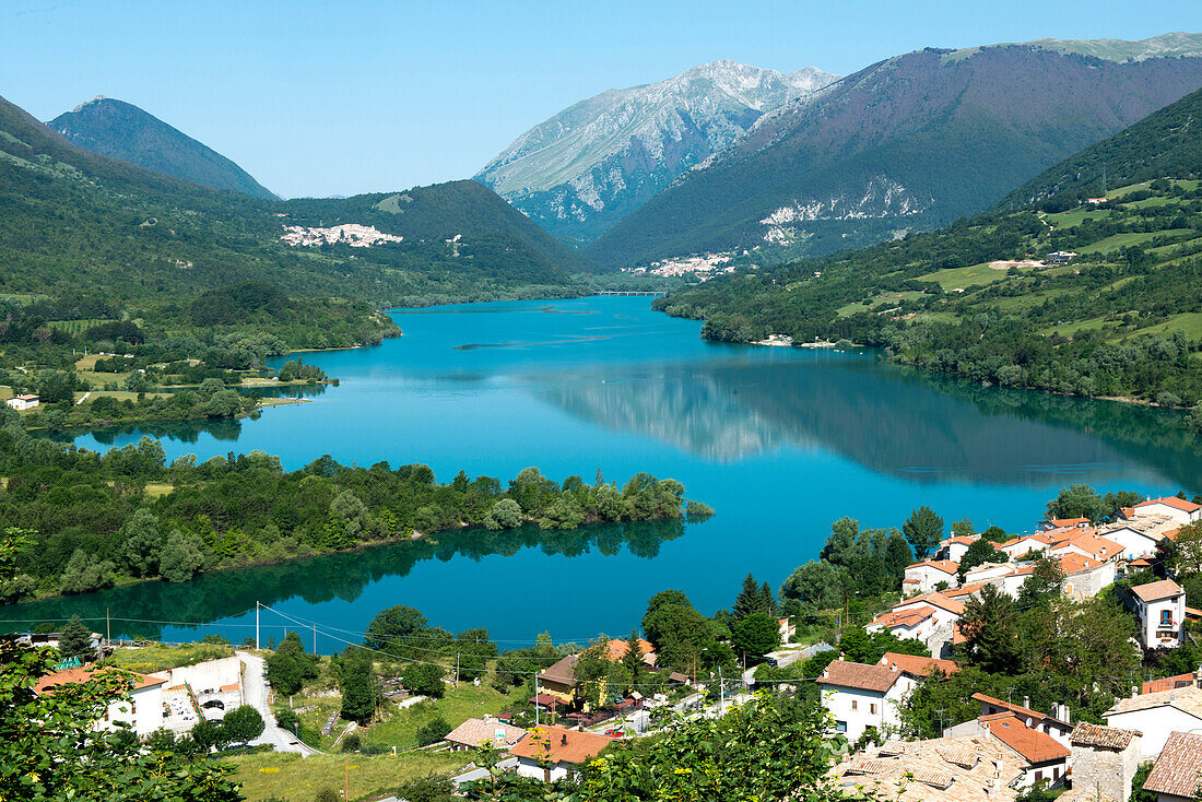 Blick von Barrea auf den Lago di Barea am Rande des Abruzzen Nationalparks, Barrea, Abruzzen, Italien