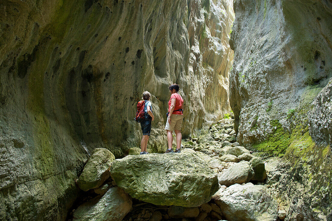 Durch die fünf Kilometer lange Schlucht Gole di Celano führt ein aufregender Wanderweg, Gole di Celano, Abruzzen, Italien