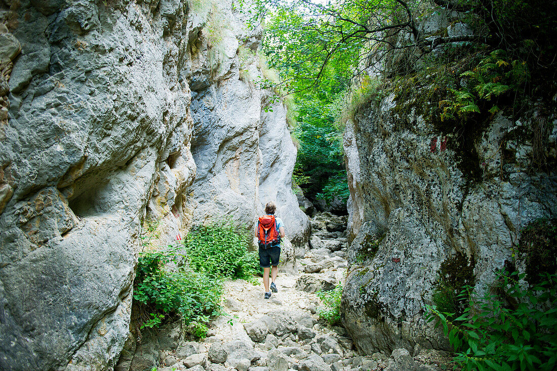 Durch die fünf Kilometer lange Schlucht Gole di Celano führt ein aufregender Wanderweg, Gole di Celano, Abruzzen, Italien