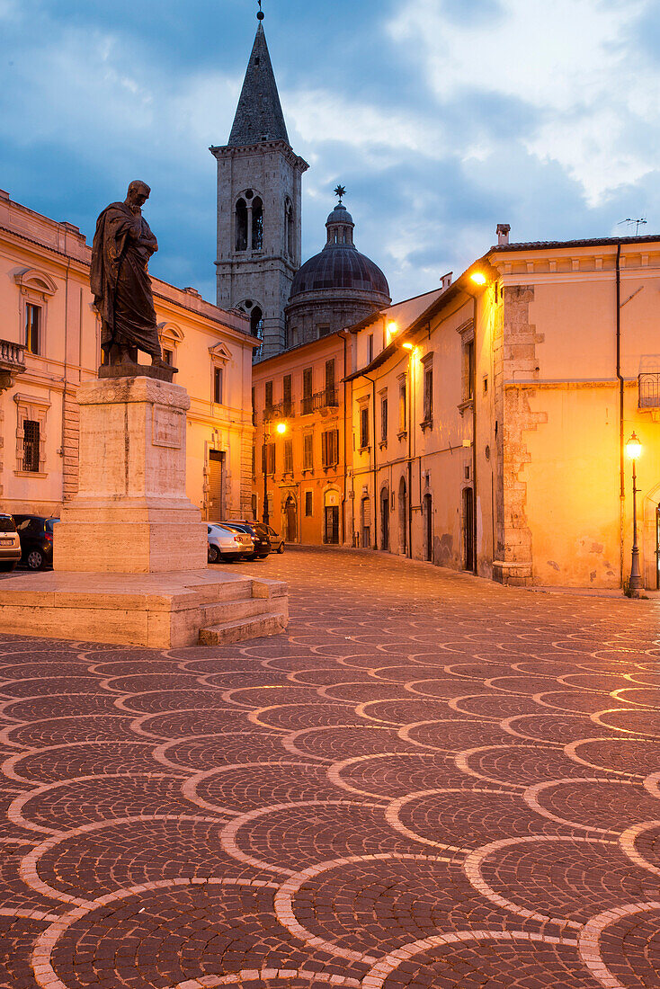 Sulmona im Herzen des Peligno Tals gehört zu den schönsten Orten der Abruzzen, Sulmona, Abruzzen, Italien