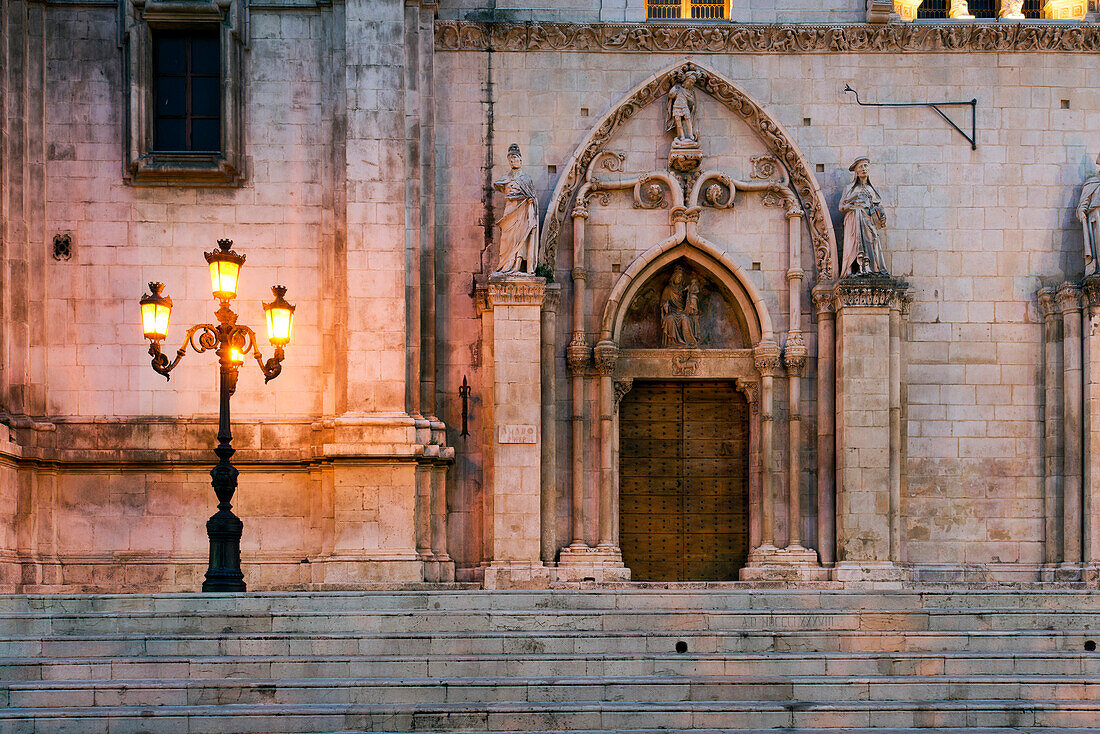 Sulmona im Herzen des Peligno Tals gehört zu den schönsten Orten der Abruzzen, Sulmona, Abruzzen, Italien