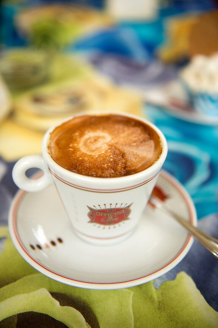 Kaffe in einem Café in der Küstenstadt Vasto, Vasto, Abruzzen, Italien