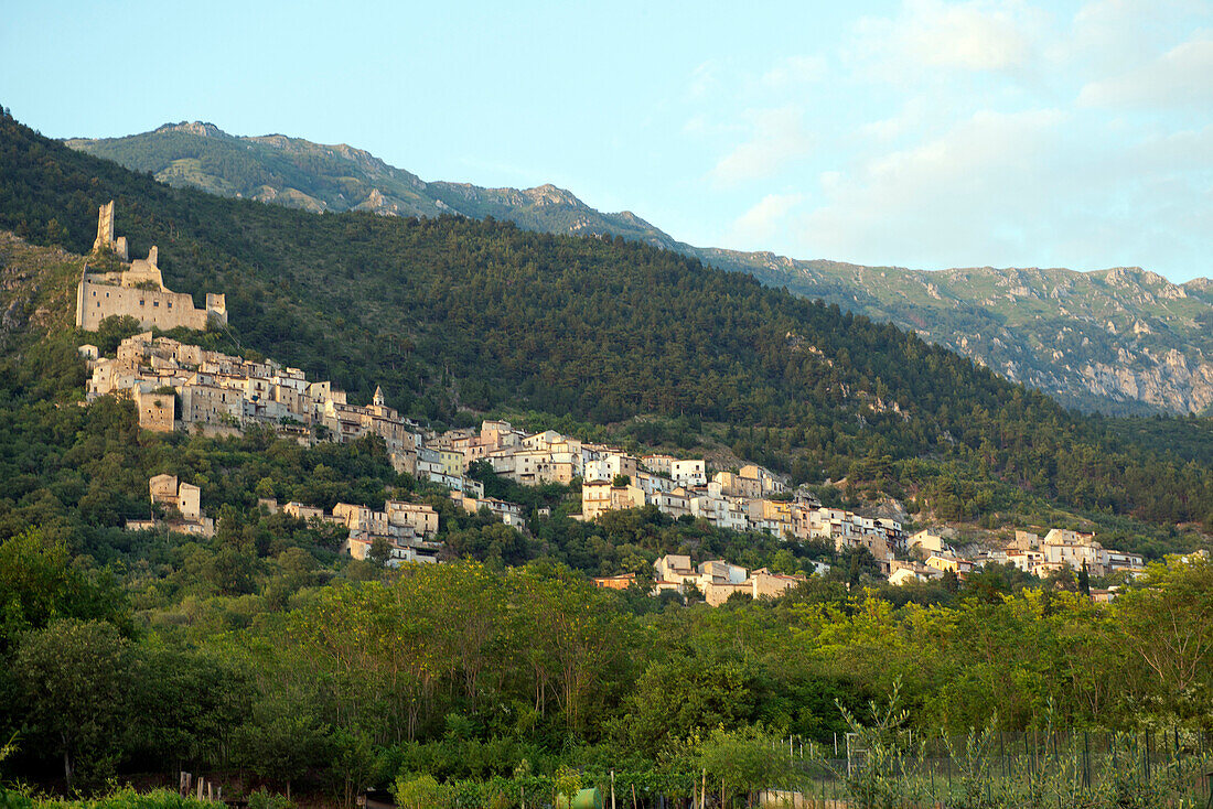 Der Ort Roccacasale klebt an den Hängen des Majella Nationalparks, Roccacasale, Abruzzen, Italien