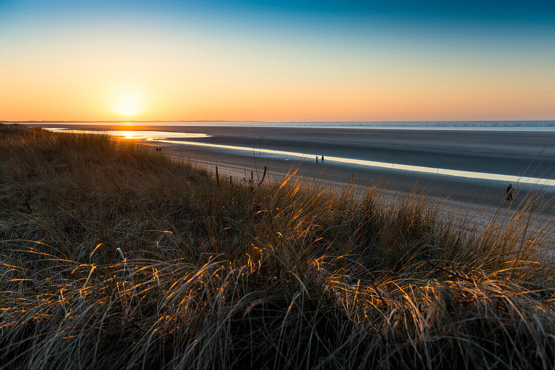 Sonnenuntergang am Strand im Winter, Ostfriesische Inseln, Spiekeroog, Niedersachsen, Nordsee, Deutschland