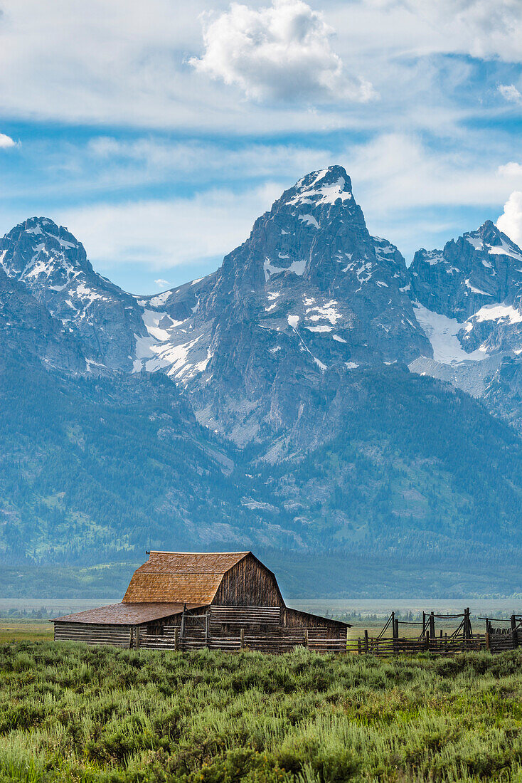 Mormon Row Scheune mit den Tetons im Hintergrund, Grand Teton Nationalpark, Wyoming, USA