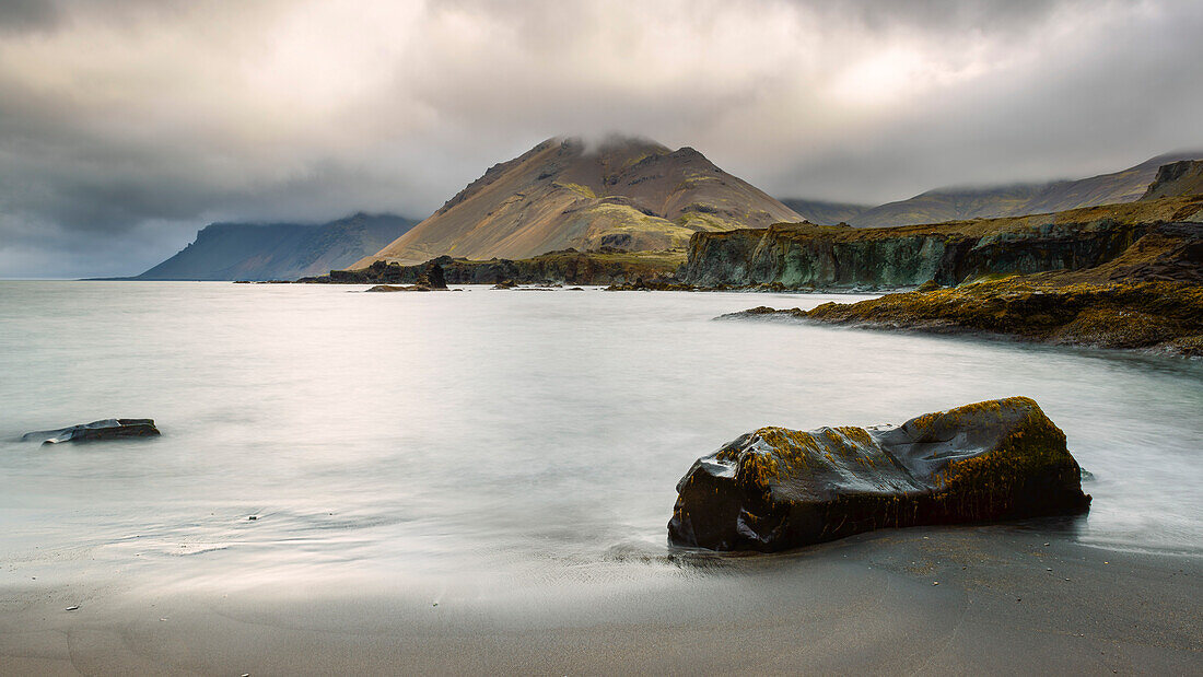 Fels und Sandstrand bei Djupivogur, Ostfjorde, Island