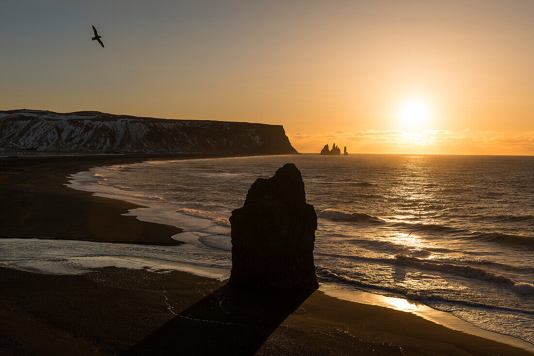 Sonnenaufgang an den Reynisdrangar-Klippen, Vic, Südküste, Island