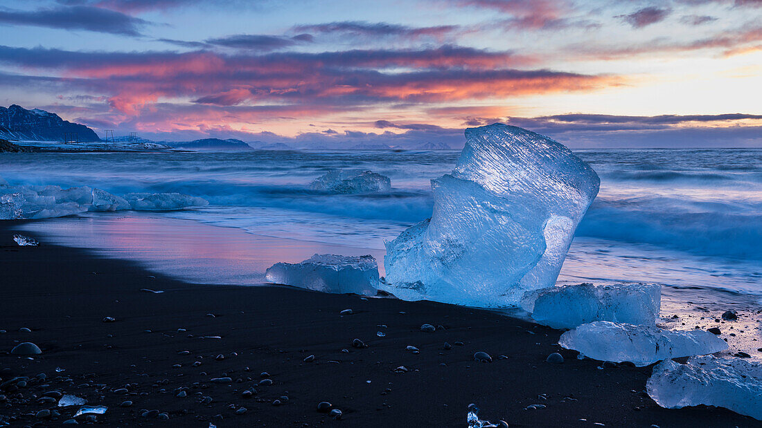 Eis am schwarzen Strand des Diamond Beach, Jokulsarlon, Südküste, Island