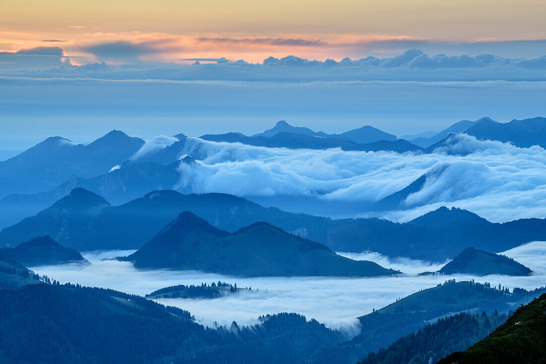 Nebel zieht über Mangfallgebirge und Chiemgauer Alpen, vom Hochmiesing, Hochmiesing, Mangfallgebirge, Bayerische Alpen, Oberbayern, Bayern, Deutschland