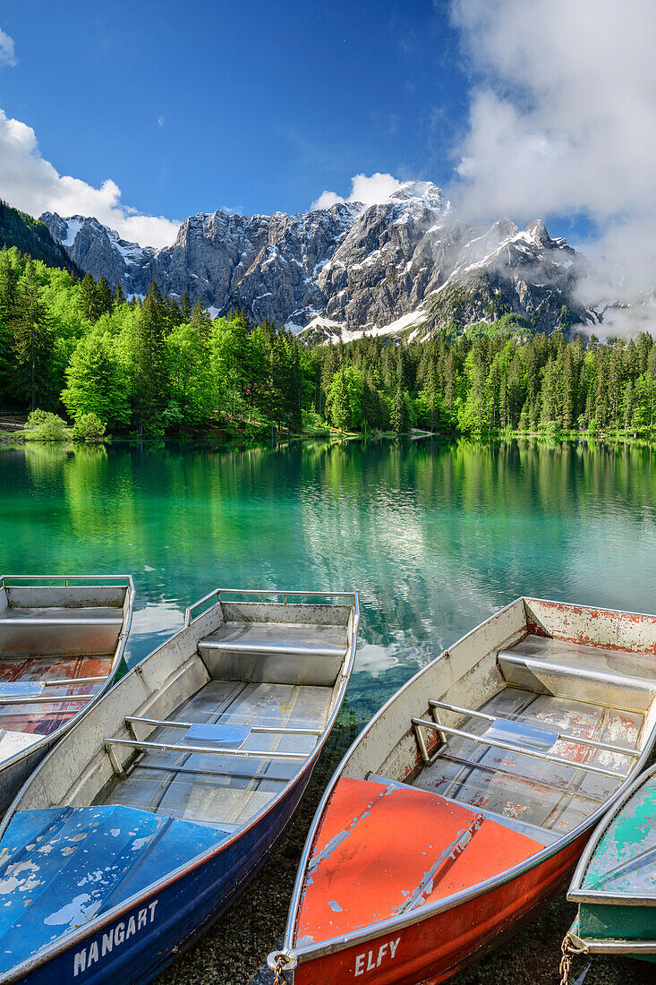 Bunte Booten liegen im Lago Fusine, Mangart im Hintergrund, Lago Fusine, Weißenfelser See, Julische Alpen, Friaul, Italien