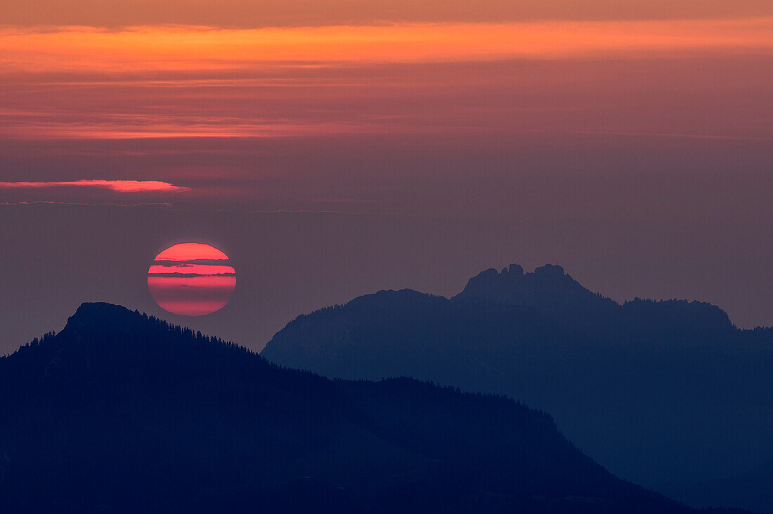 Sonnenaufgang über Spitzstein und Kampenwand in Chiemgauer Alpen, vom Trainsjoch, Mangfallgebirge, Bayerische Alpen, Oberbayern, Bayern, Deutschland