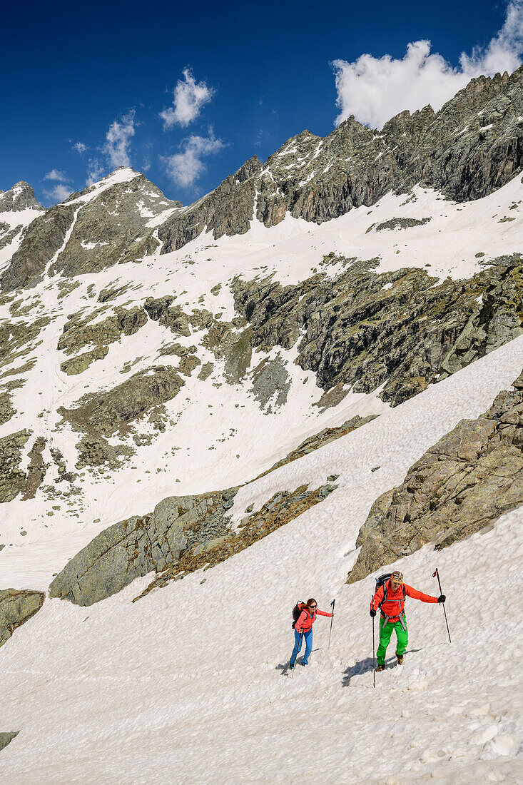 Mann und Frau beim Wandern auf Giro di Monviso steigen durch Schnee auf, Giro di Monviso, Monte Viso, Monviso, Cottische Alpen, Frankreich