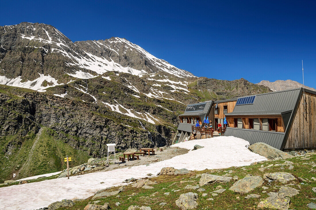 Hut refuge Viso, Giro di Monviso, Monte Viso, Monviso, Cottian Alps, France