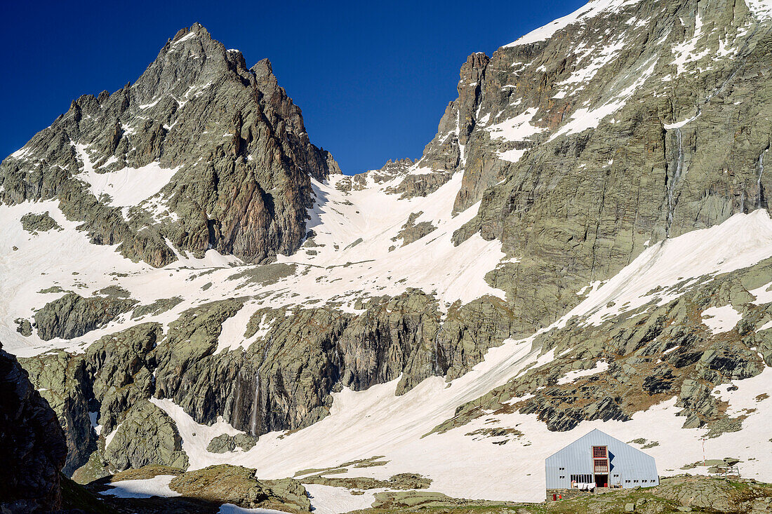 Hut rifugio Vallanta with Visolotto, Giro di Monviso, Monte Viso, Monviso, Cottian Alps, Piedmont, Italy