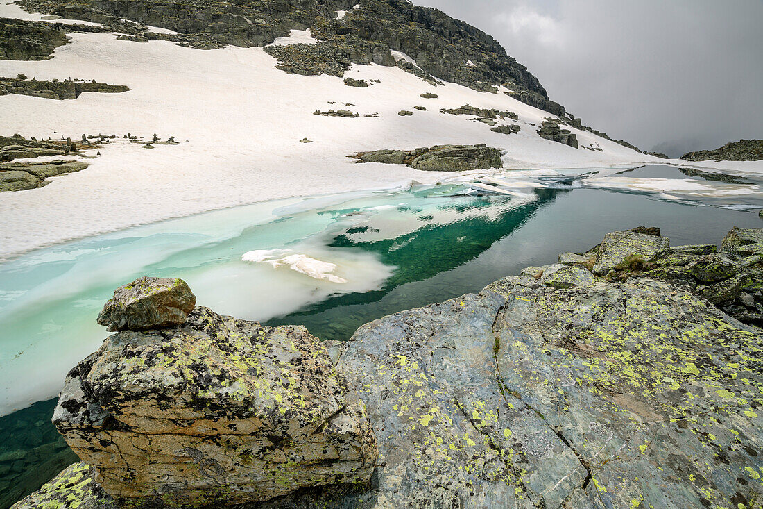 Teils mit Eis bedeckter See, Giro di Monviso, Monte Viso, Monviso, Cottische Alpen, Piemont, Italien