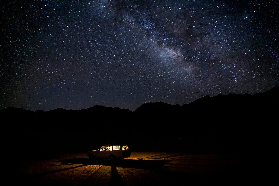Milchstraße und Sterne über Wüste Kavir, Iran, Asien