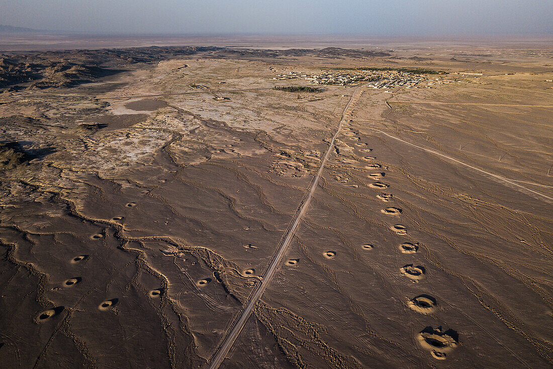 Qanat Bewässerungssystem in der Wüste Kavir, Iran, Asien