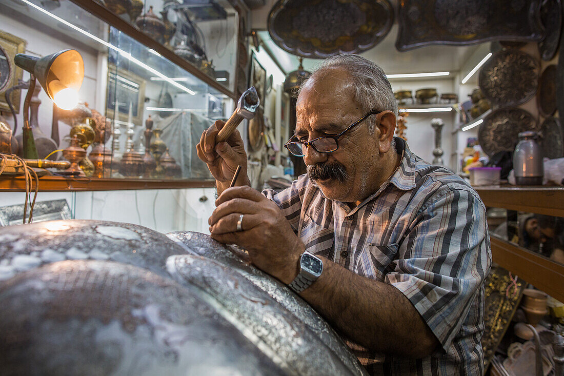Herstellung von Messing-Kunsthandwerk in Esfahan, Iran, Asien