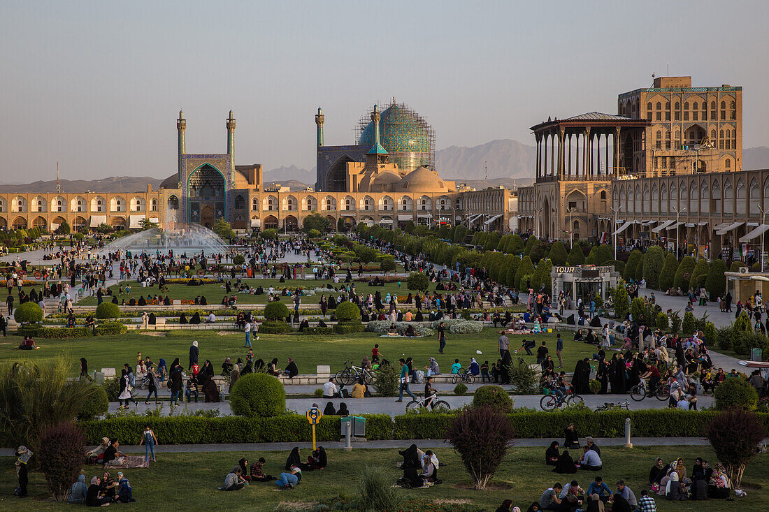 Imam-Platz voller Menschen in Esfahan, Iran, Asien
