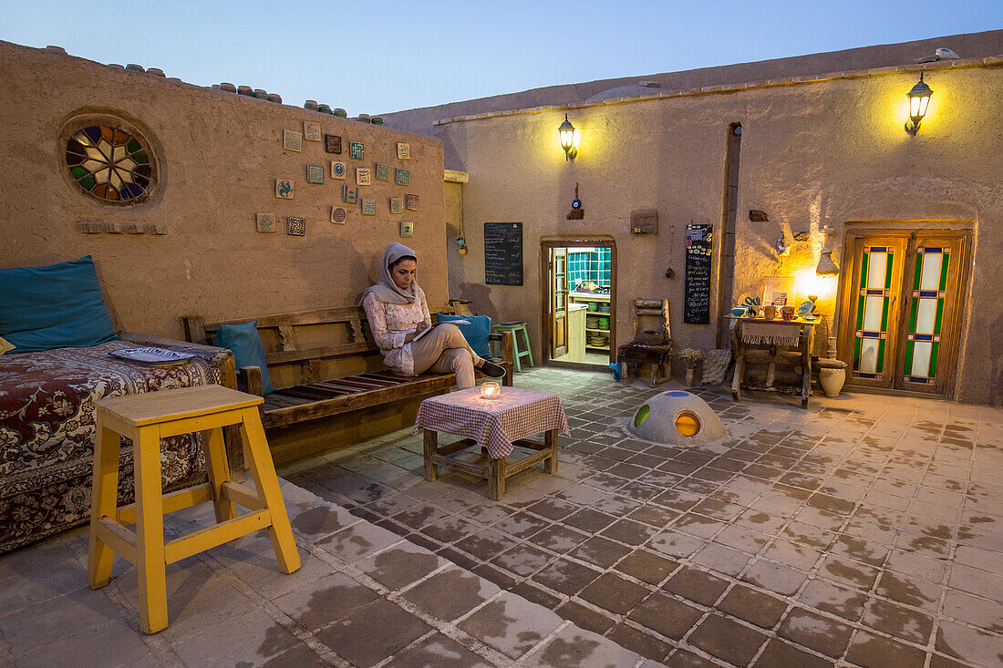 Frau in einem Café auf einem Dach in Yazd, Iran, Asien