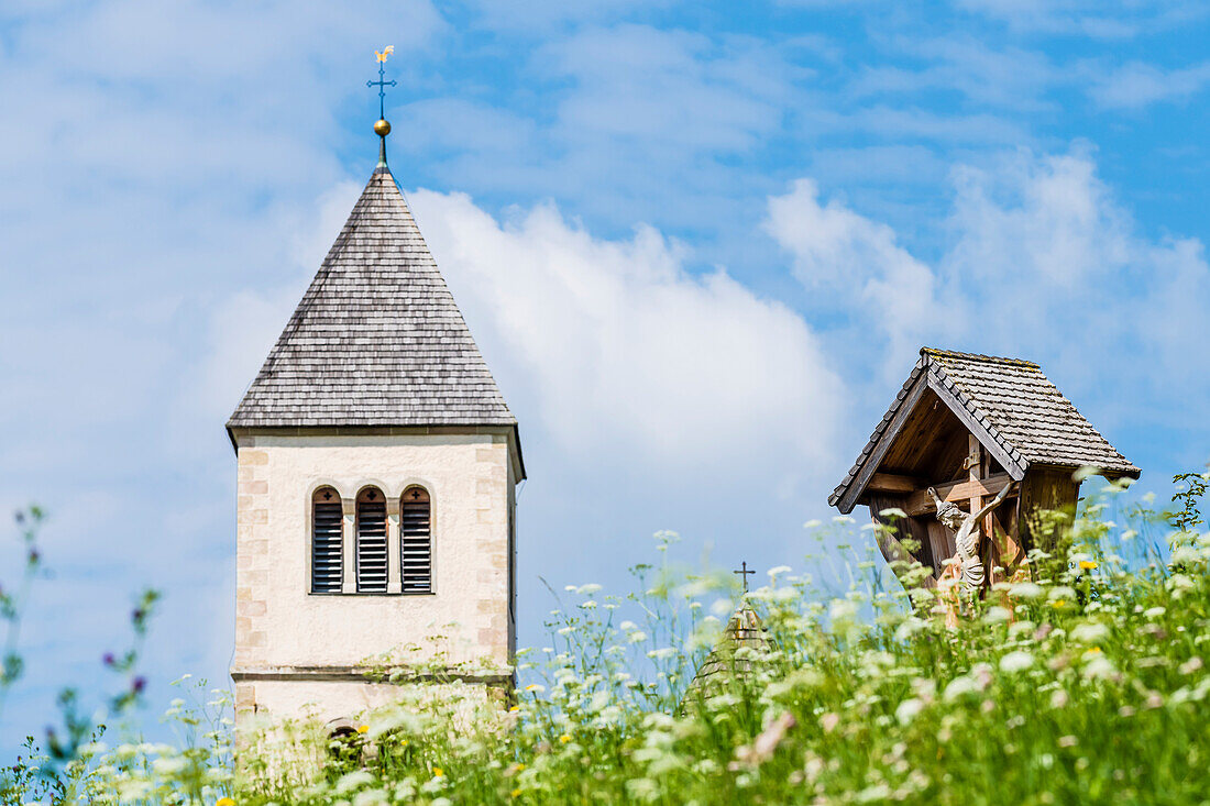 St. Wolfgang Kirche mit Wegkreuz, Radein, Südtirol, Italien